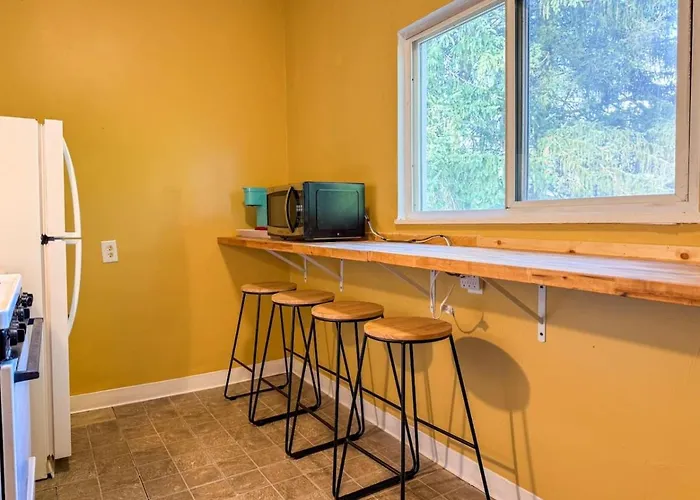 6 Beds Sofa Bed Sleeps 8 Spacious Crew Housing * Pittsburgh