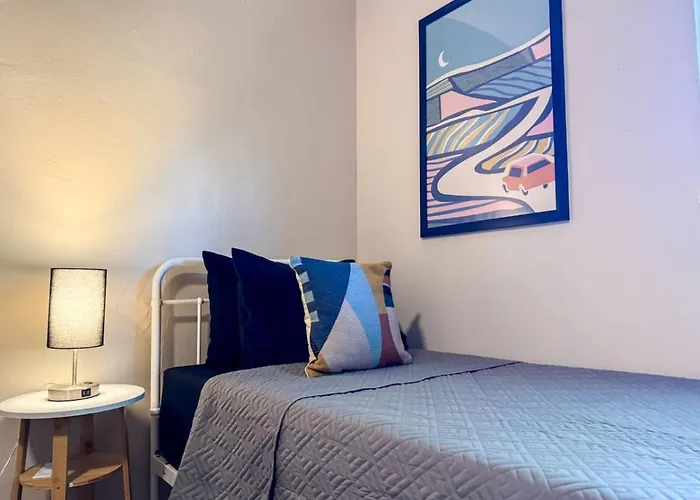 Apartment 6 Beds Sofa Bed Sleeps 8 Spacious Crew Housing *
