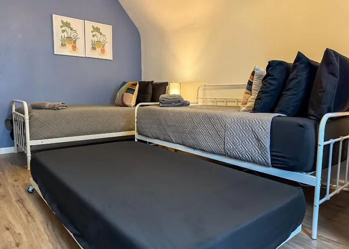 6 Beds Sofa Bed Sleeps 8 Spacious Crew Housing * Pittsburgh