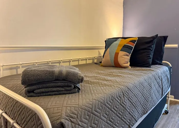6 Beds Sofa Bed Sleeps 8 Spacious Crew Housing *