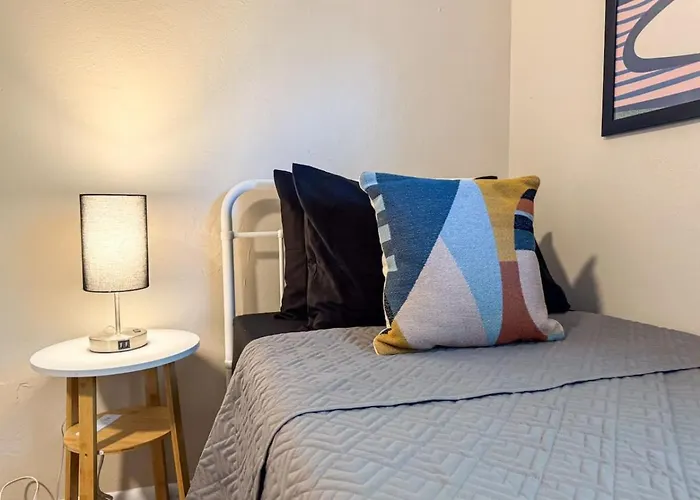 6 Beds Sofa Bed Sleeps 8 Spacious Crew Housing *