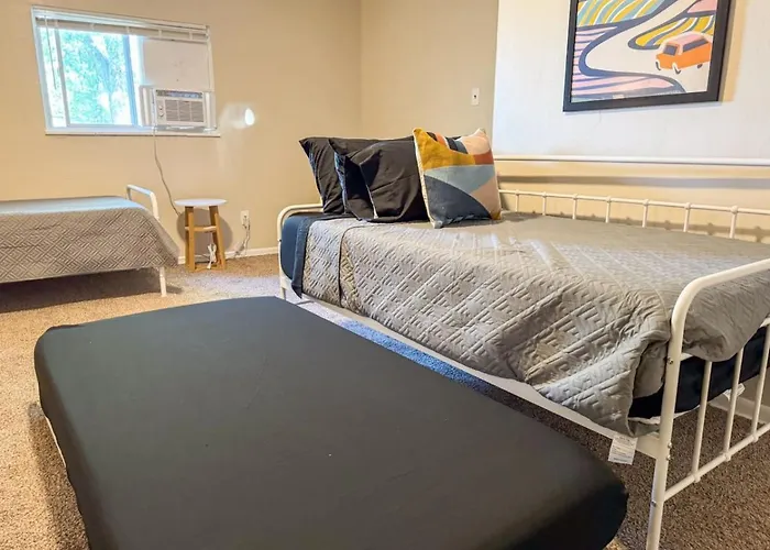 6 Beds Sofa Bed Sleeps 8 Spacious Crew Housing * Pittsburgh