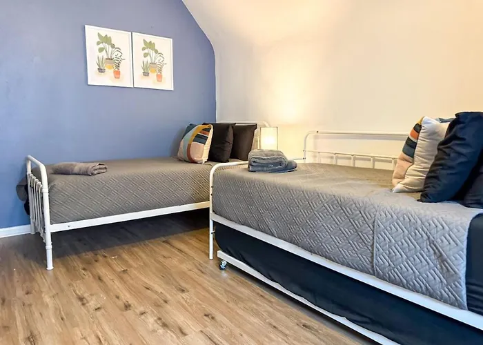 6 Beds Sofa Bed Sleeps 8 Spacious Crew Housing *