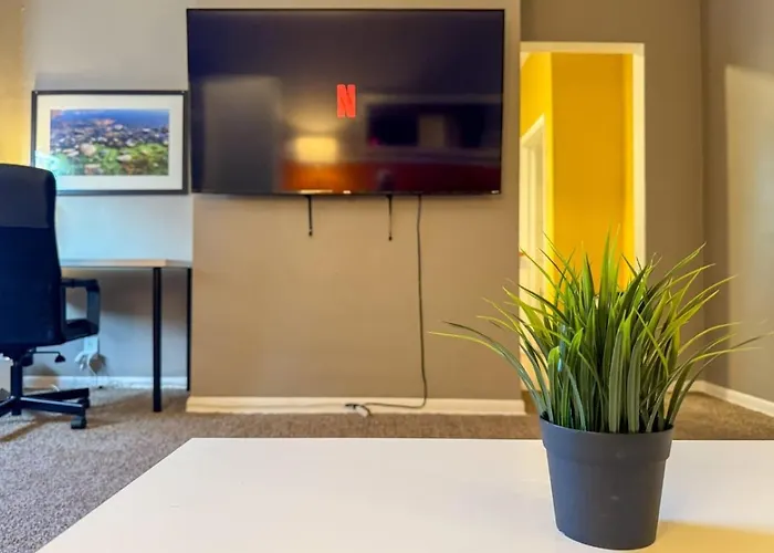 6 Beds Sofa Bed Sleeps 8 Spacious Crew Housing Apartment *