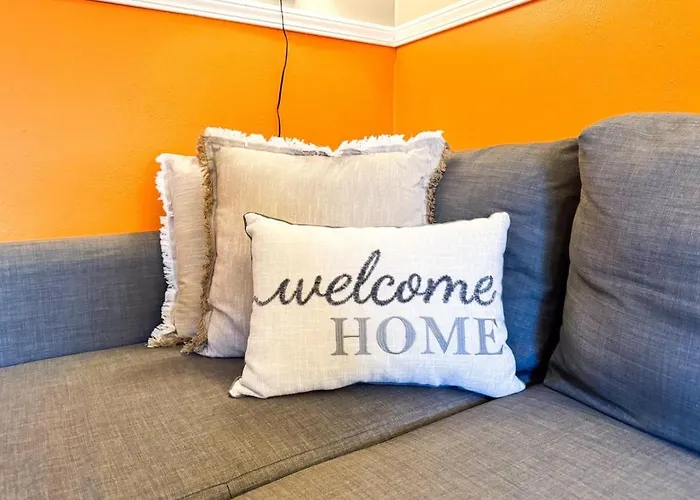 6 Beds Sofa Bed Sleeps 8 Spacious Crew Housing Apartment Pittsburgh